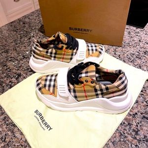 BURBERRY SNEAKERS.